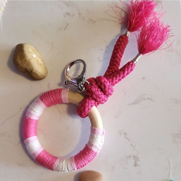 Handmade knitted wood rings Keychain new - Picture 4 of 6